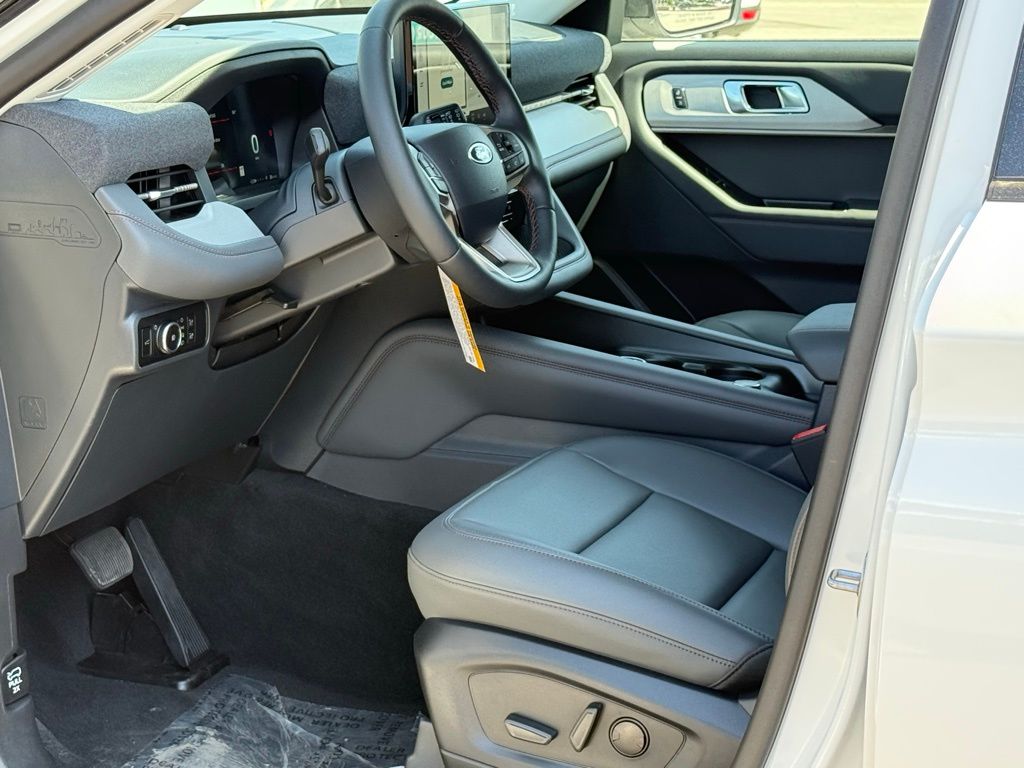 2025 Ford Explorer photo 5