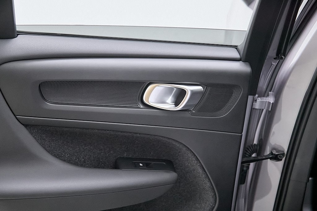 2026 VOLVO XC40 - Image 22