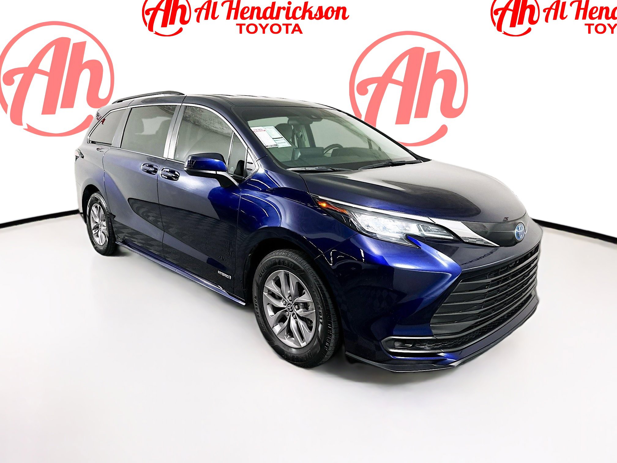 2021 Toyota Sienna LE's photo