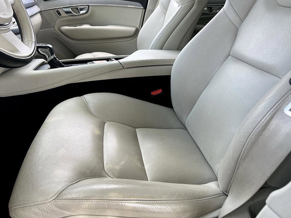 2022 Volvo XC90 Momentum AWD photo 9