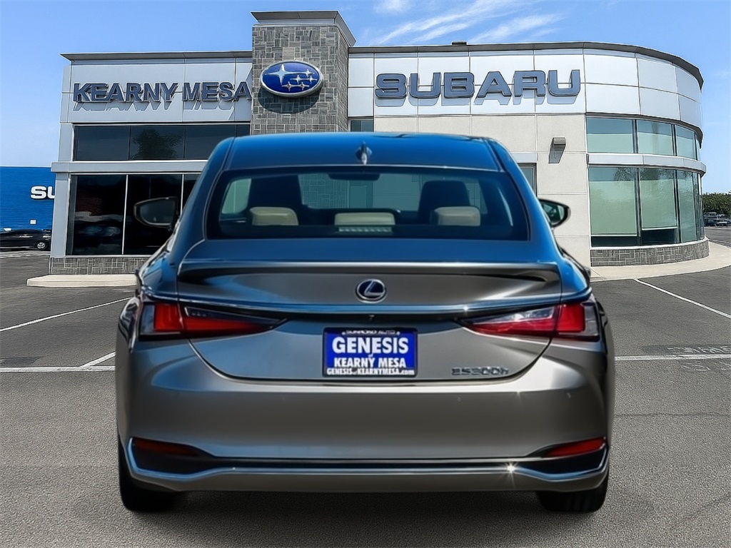 2021 Lexus ES 300h photo 4