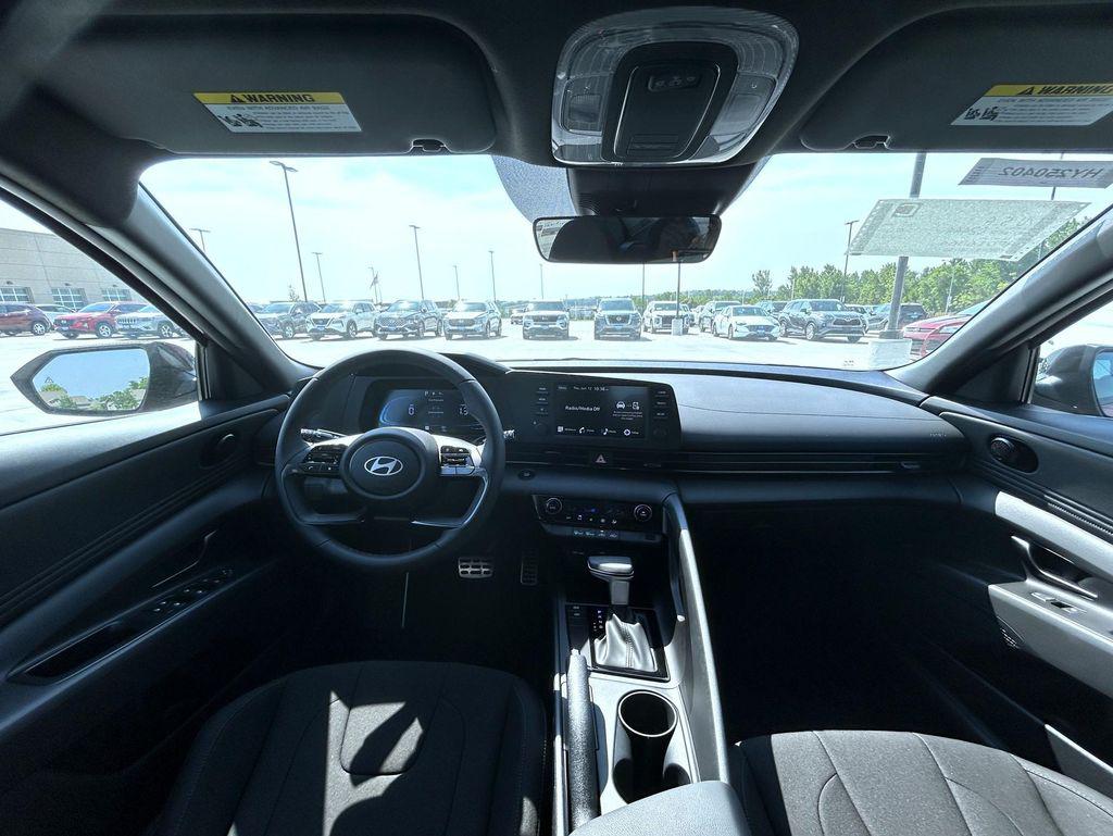 2025 Hyundai Elantra SEL Sport photo 12