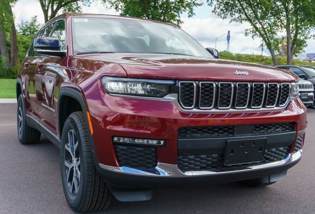 2025 Jeep Grand Cherokee Limited photo 2