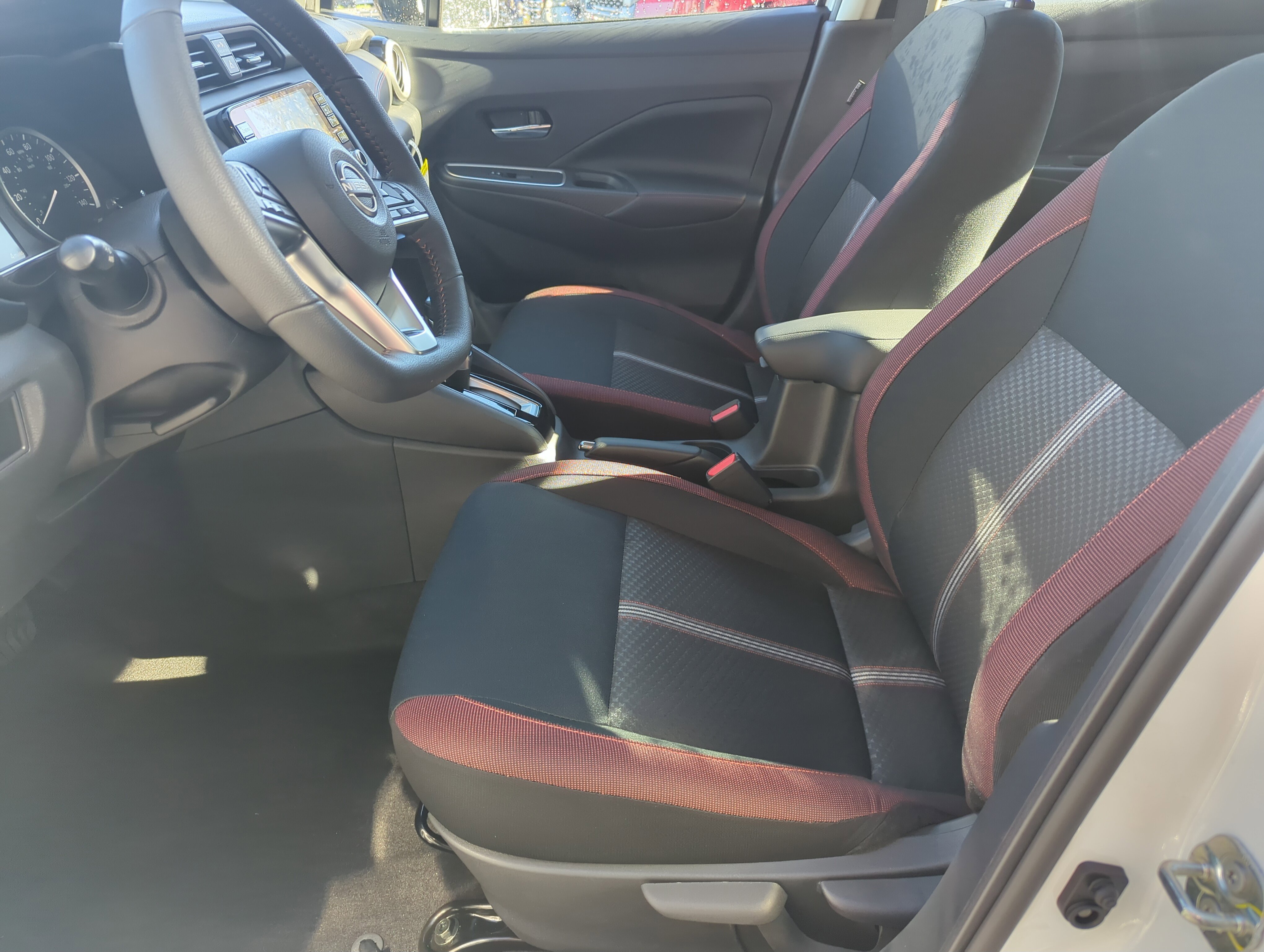 2025 Nissan Versa SR photo 4