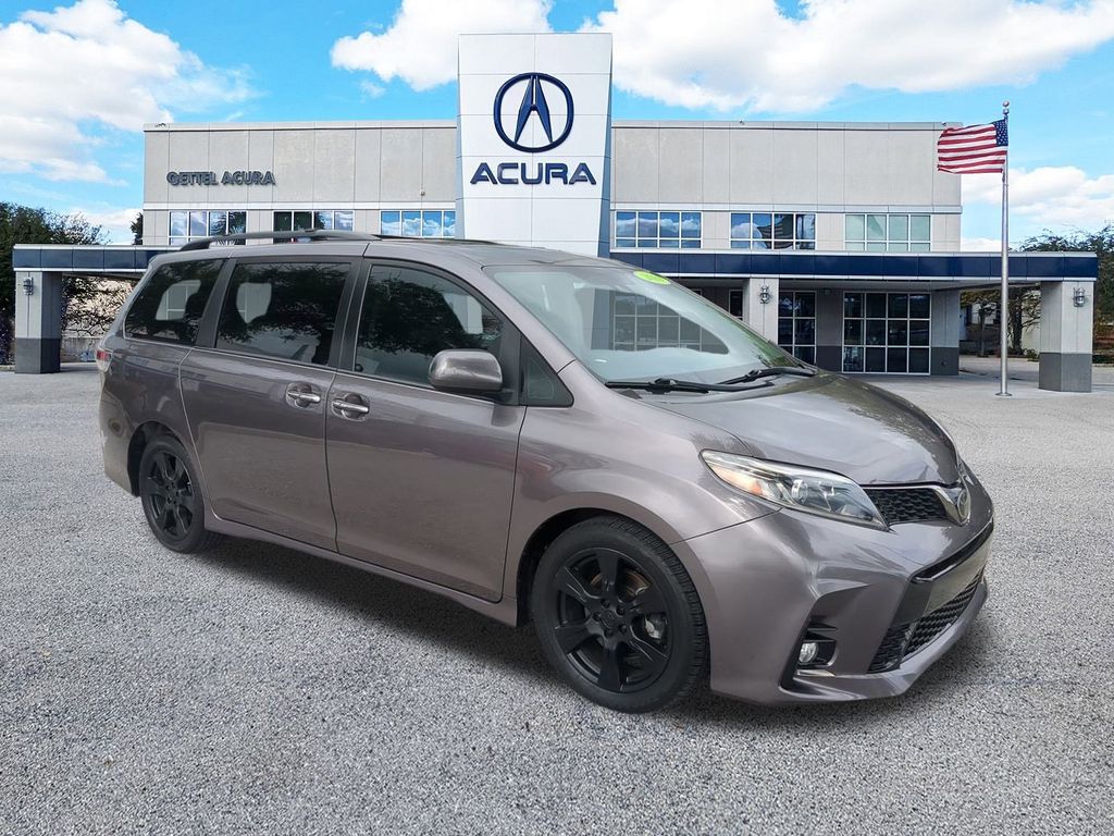 2019 Toyota Sienna SE photo 2