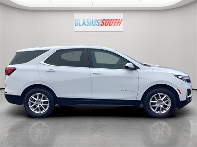 2023 Chevrolet Equinox LT photo 2