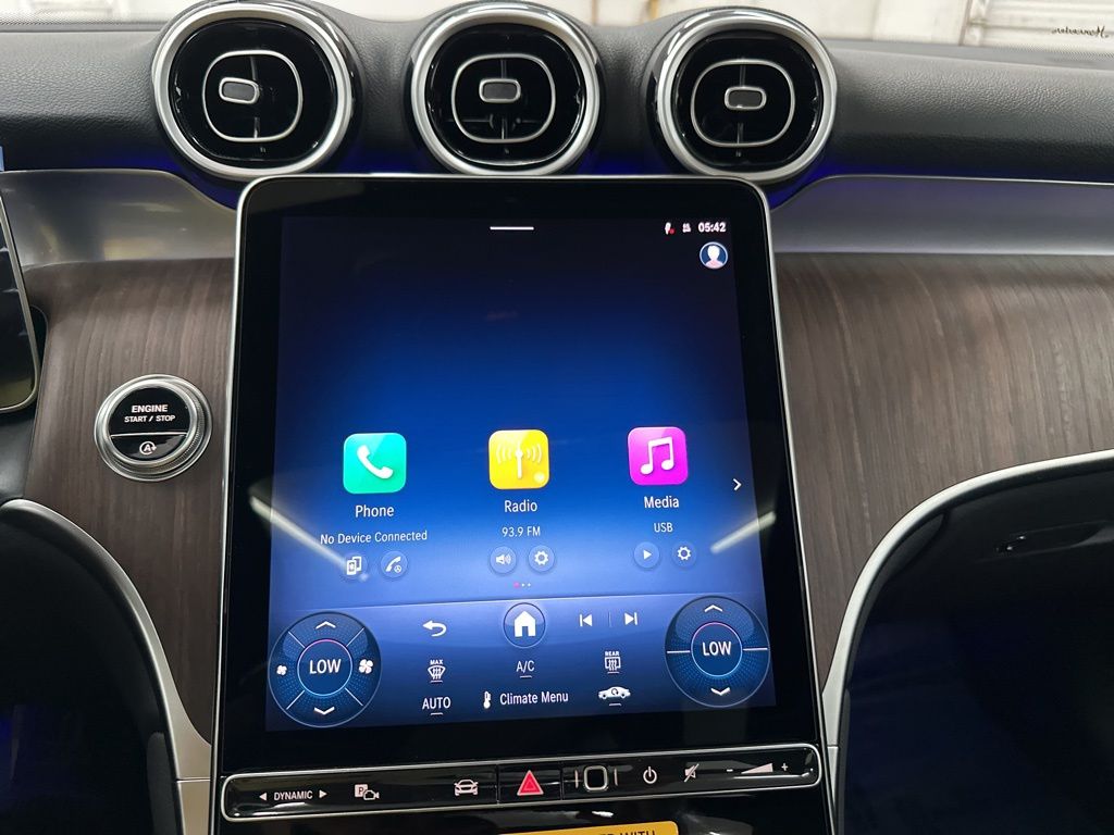 2025 Mercedes Benz GLC 300 photo 11
