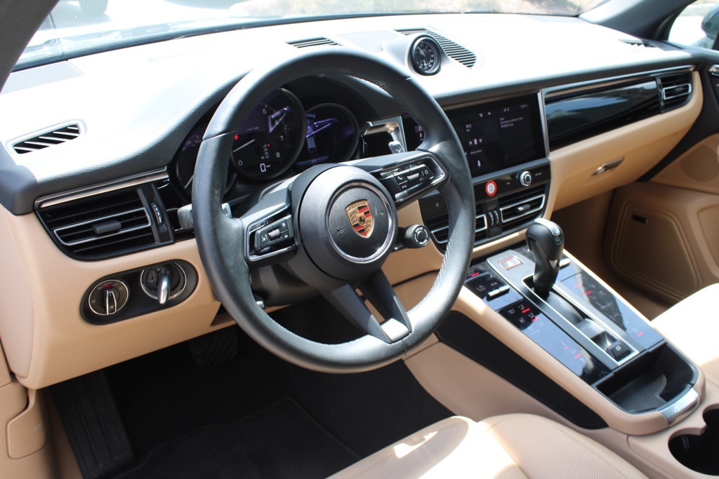 2025 Porsche Macan T photo 4