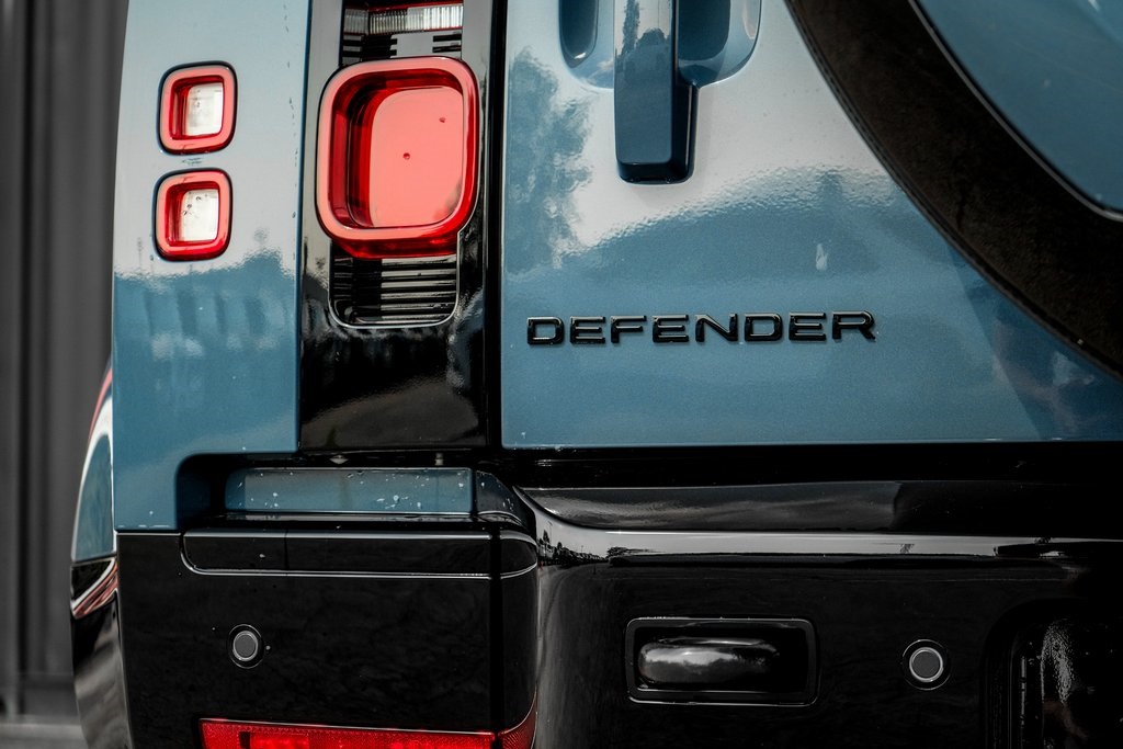 2025 Land Rover Defender 110 X-Dynamic SE photo 7