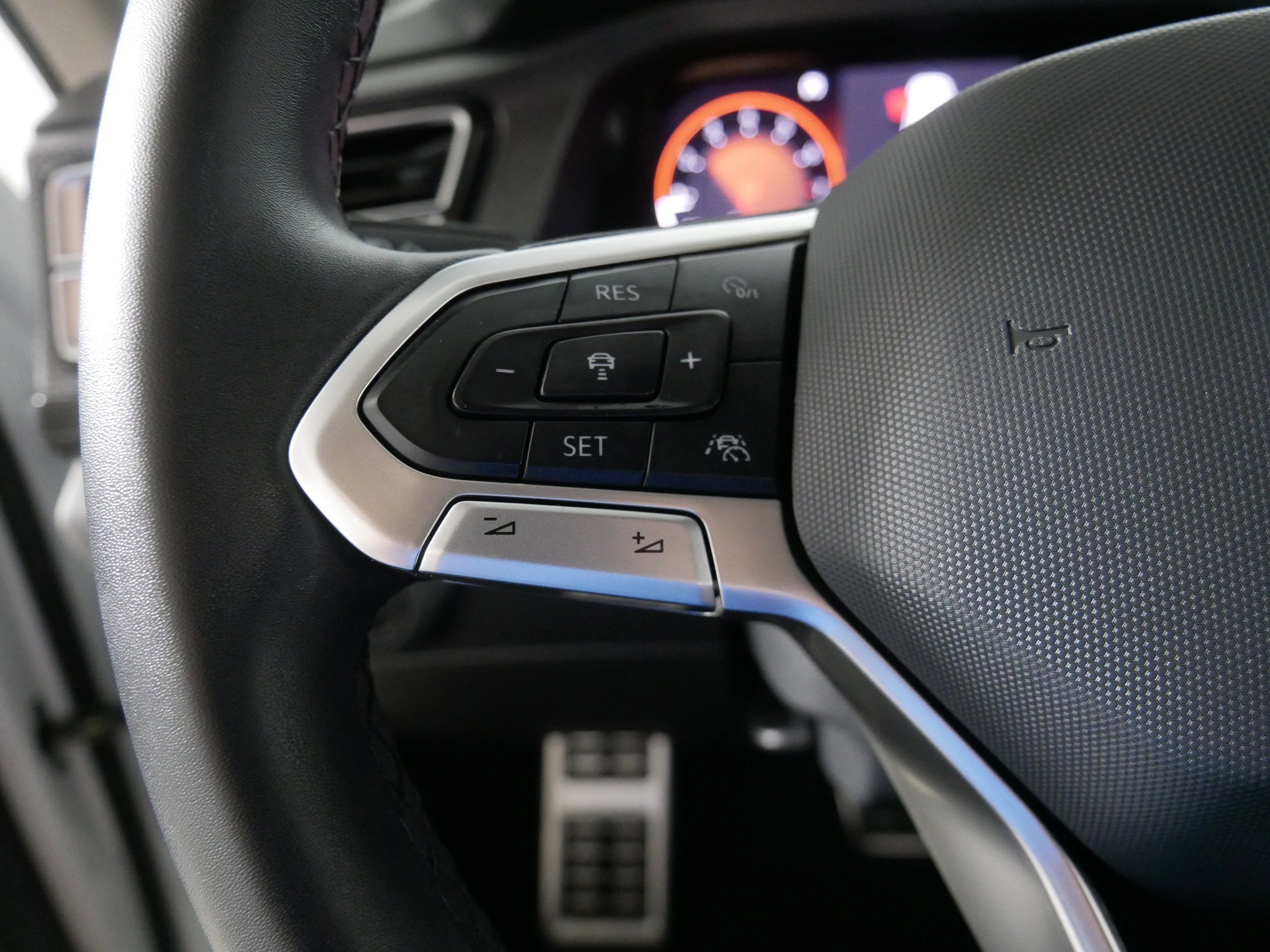 2024 Volkswagen Atlas Peak Edition SE Technology photo 24