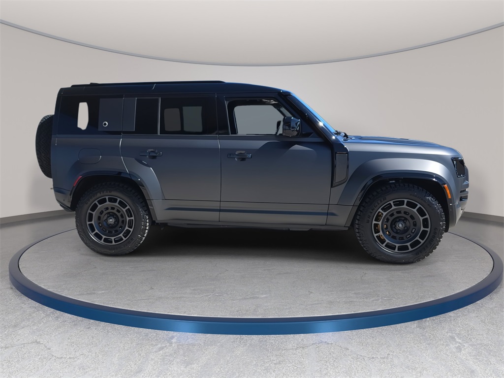 2025 Land Rover Defender 110 V8 photo 4