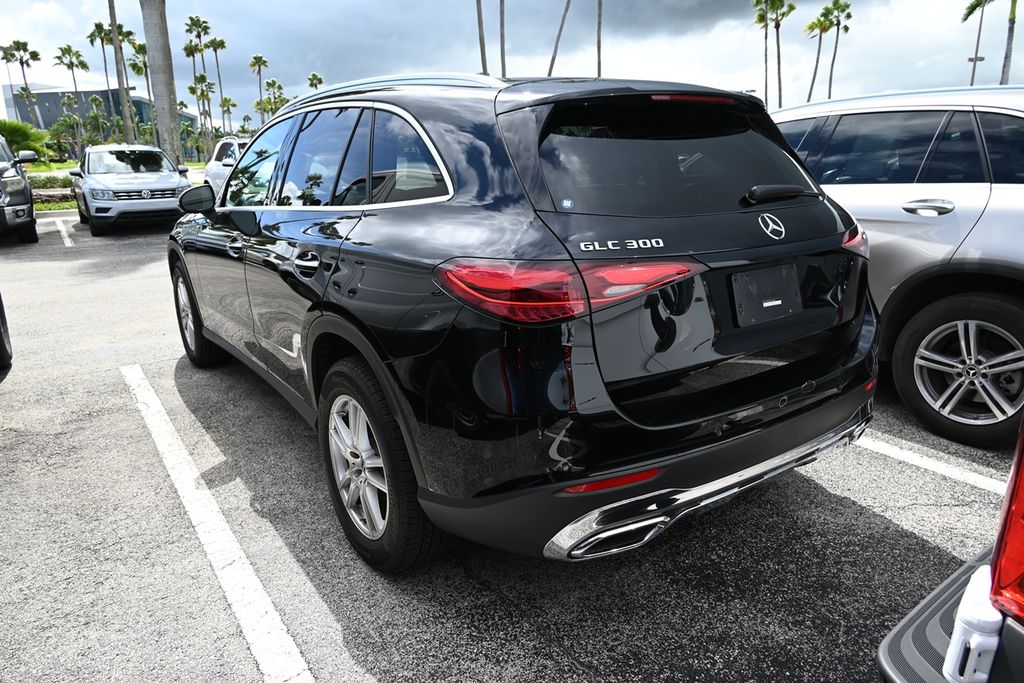 2025 Mercedes Benz GLC 300 photo 3