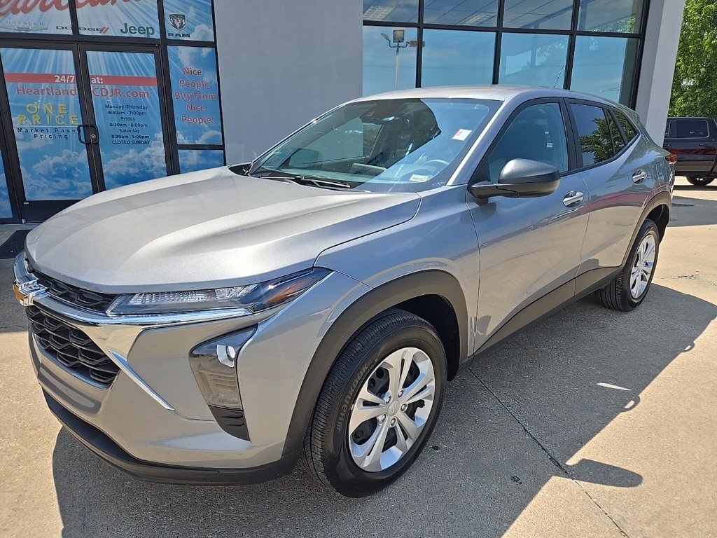 Used 2025 Chevrolet Trax LS with VIN KL77LFEP0SC179637 for sale in Kansas City
