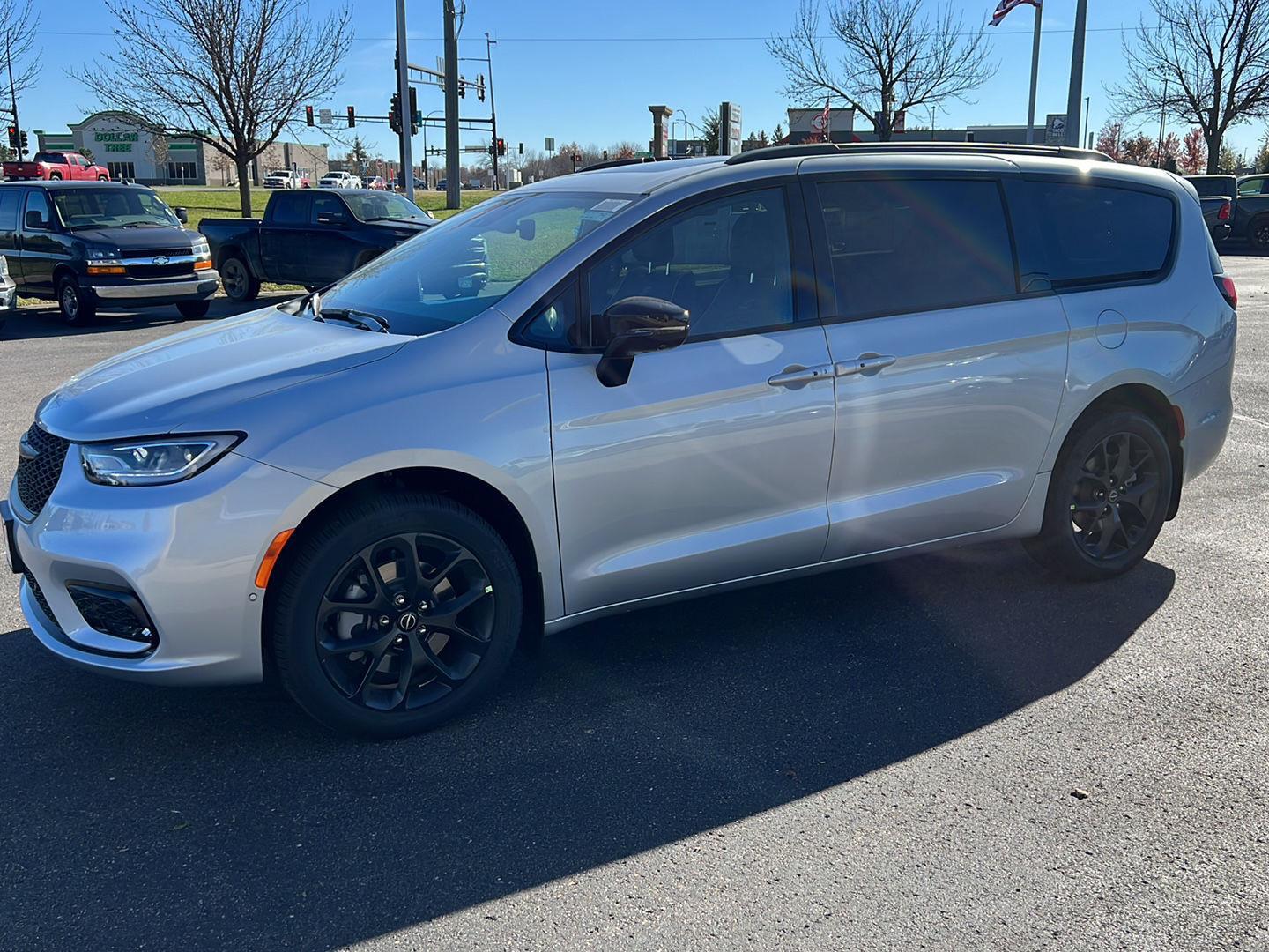 2026 Chrysler Pacifica Limited's photo