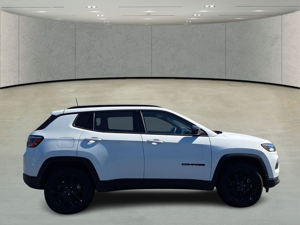 2026 Jeep Compass Latitude photo 4
