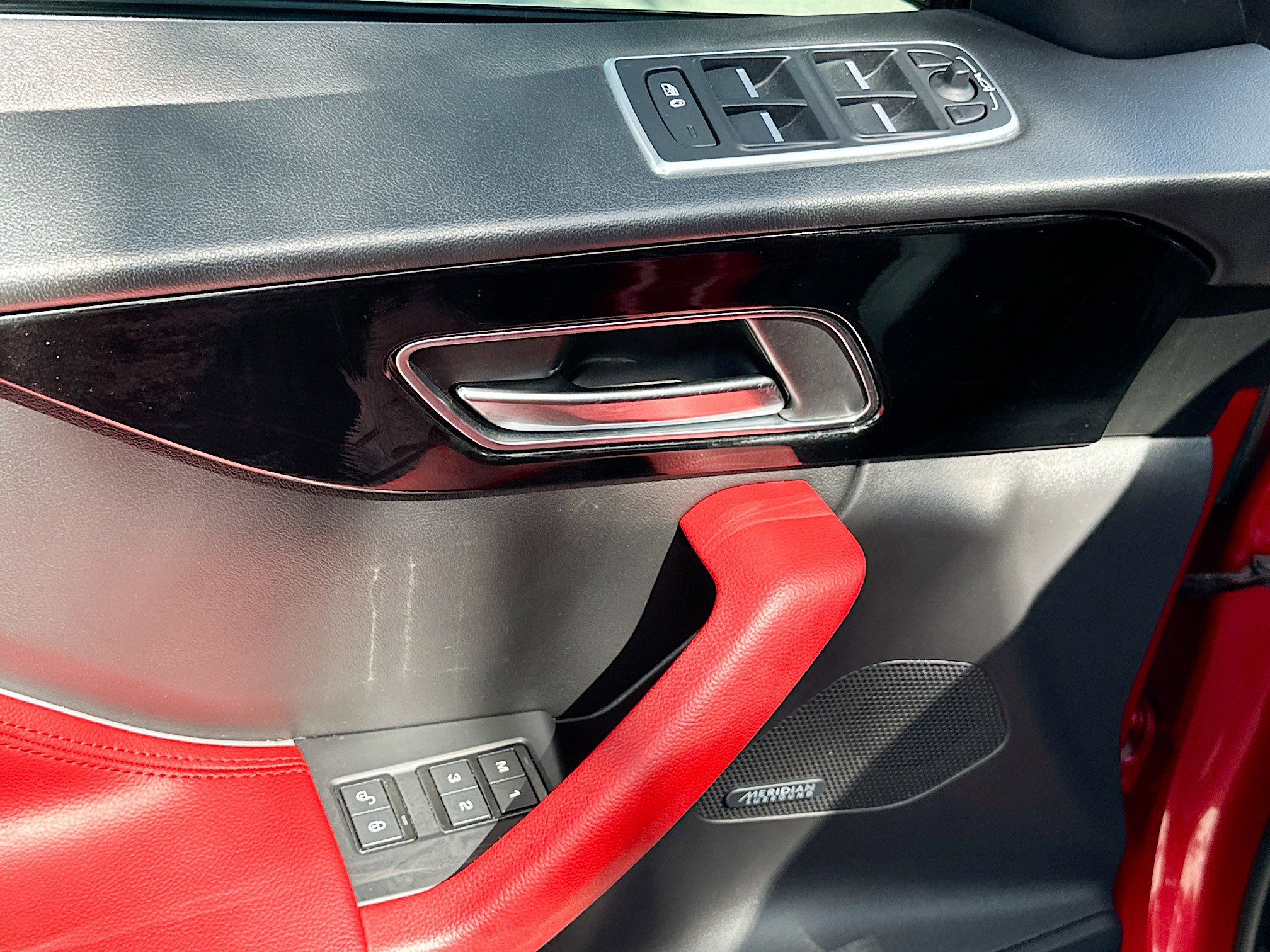 2018 Jaguar F-PACE R-Dynamic SE photo 17