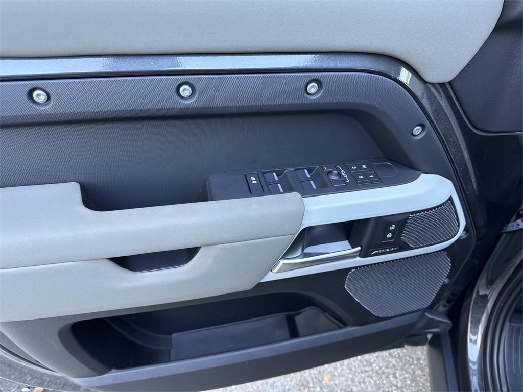 2023 Land Rover Defender 110 S photo 17