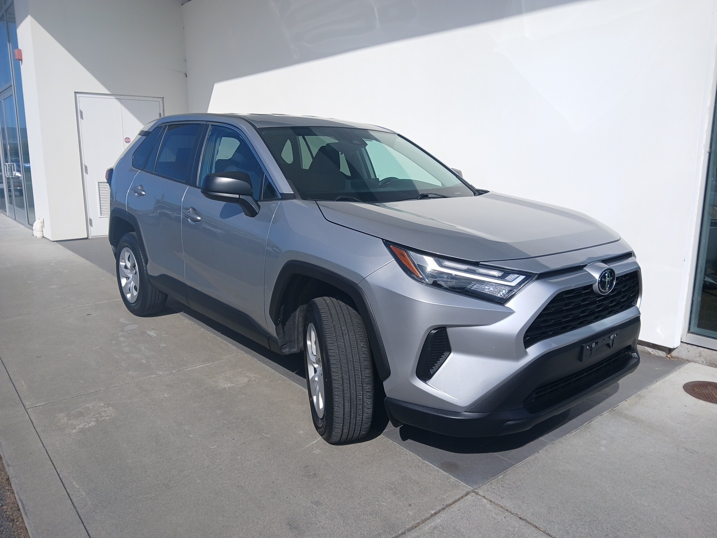 2024 Toyota RAV4 LE's photo