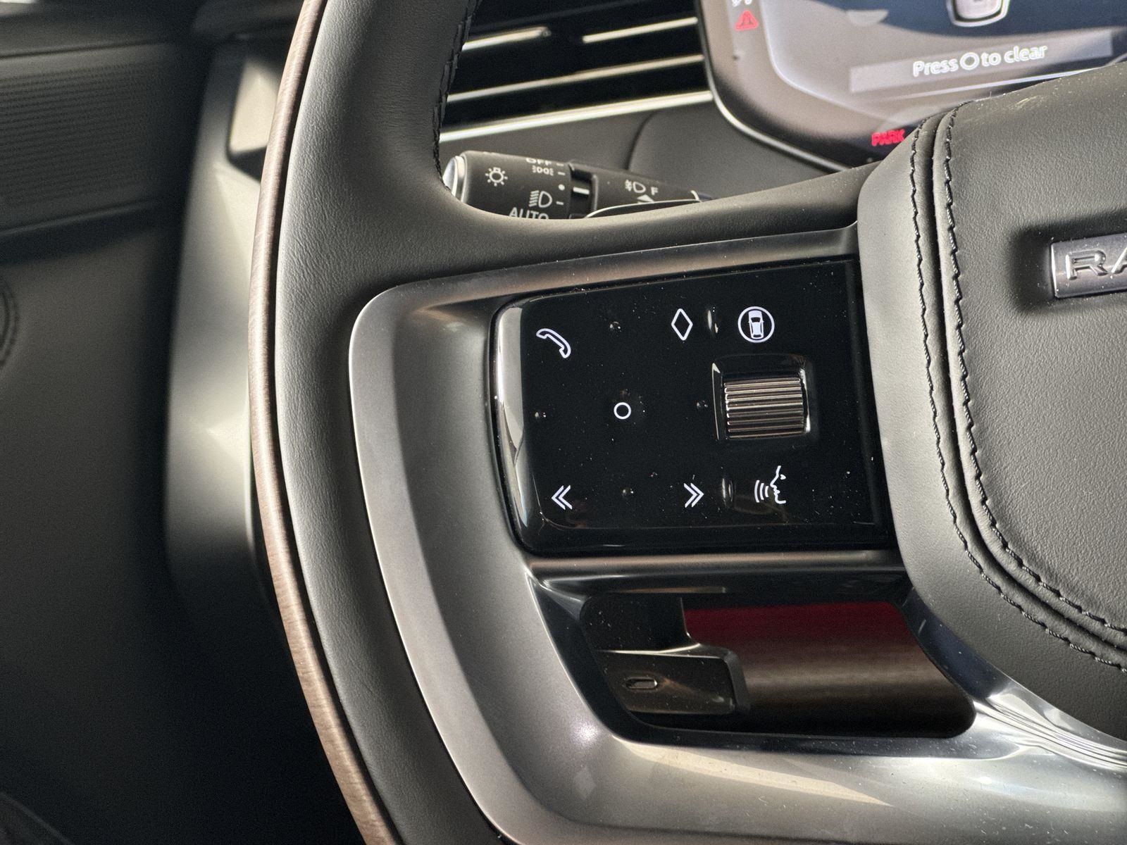 2025 Land Rover Range Rover SE photo 13