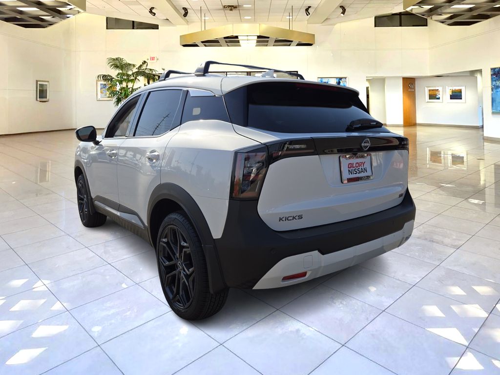 2025 Nissan Kicks SR photo 3