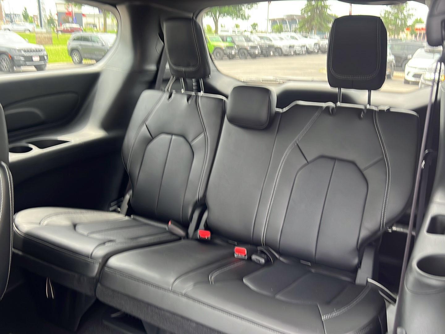 2025 Chrysler Pacifica photo 19