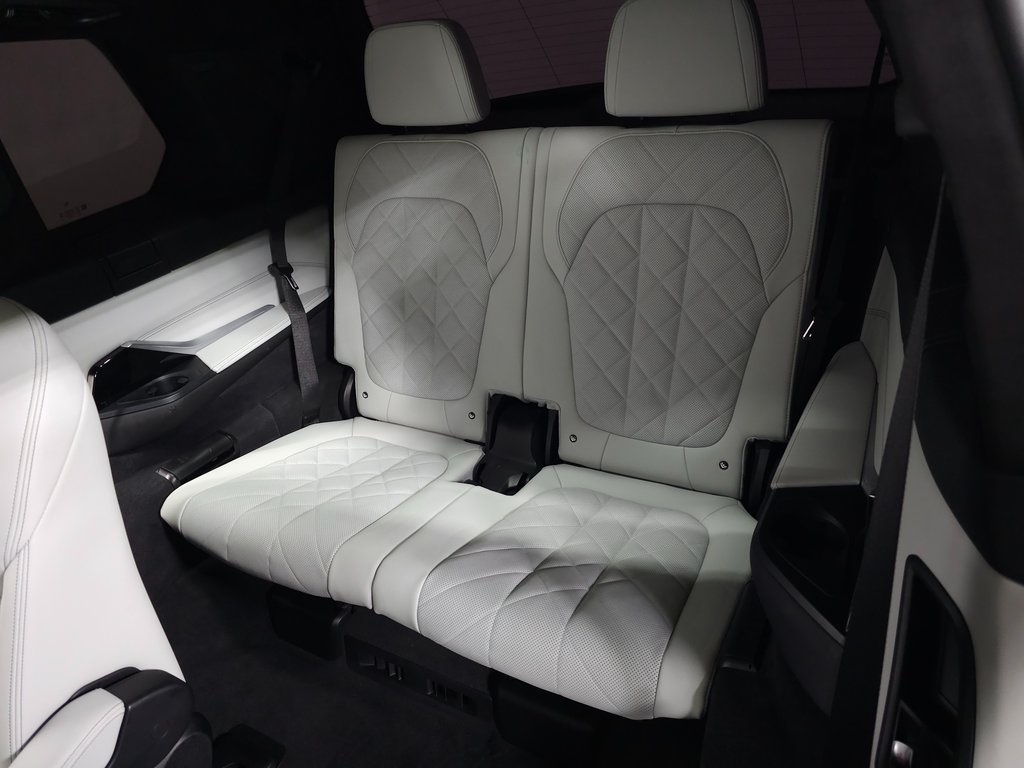 2023 BMW X7 - Image 41