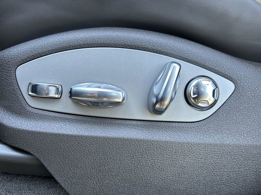 2025 Porsche Macan Base photo 16