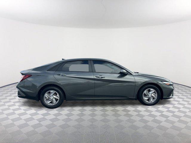 2025 Hyundai Elantra SE photo 4