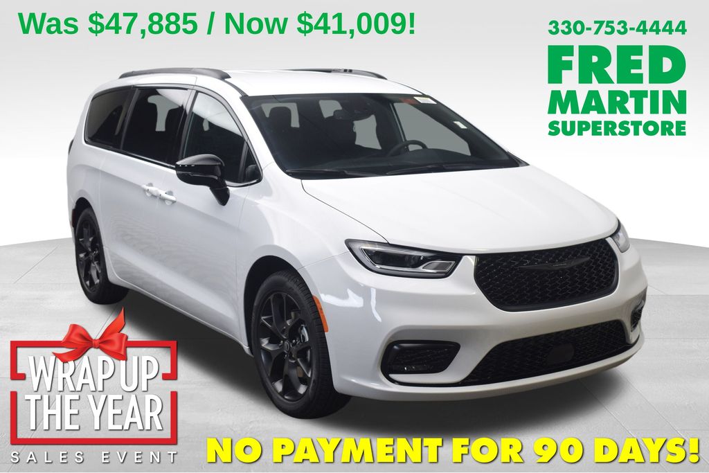 2026 Chrysler Pacifica Select's photo