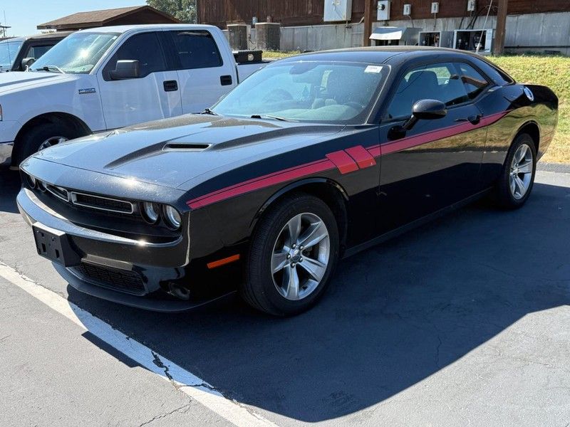 2017 Dodge Challenger SXT photo 2