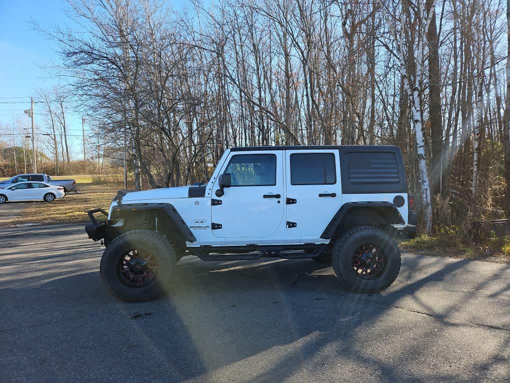 2016 Jeep Wrangler Unlimited Sahara photo 2