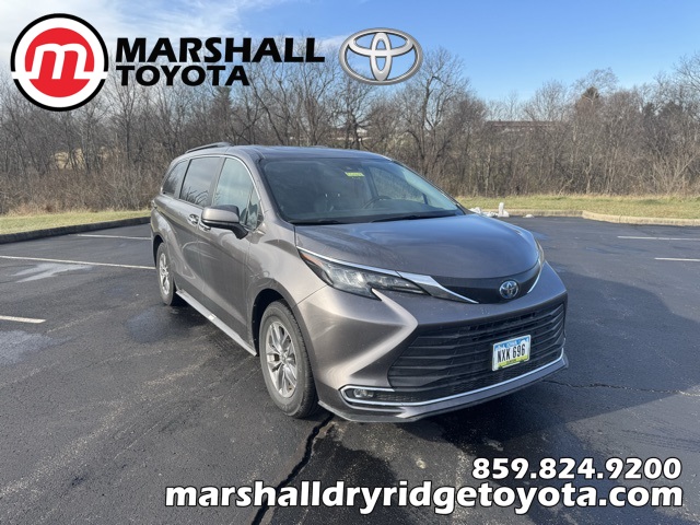 2024 Toyota Sienna XLE's photo
