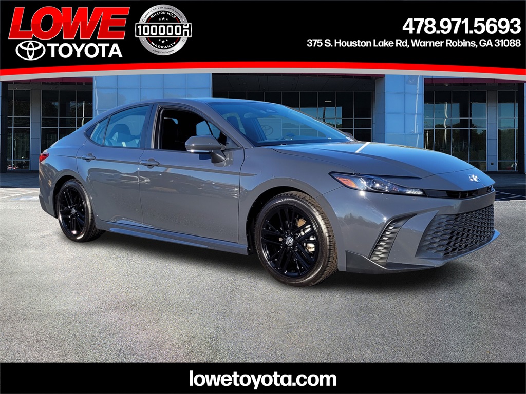 2025 Toyota Camry SE's photo