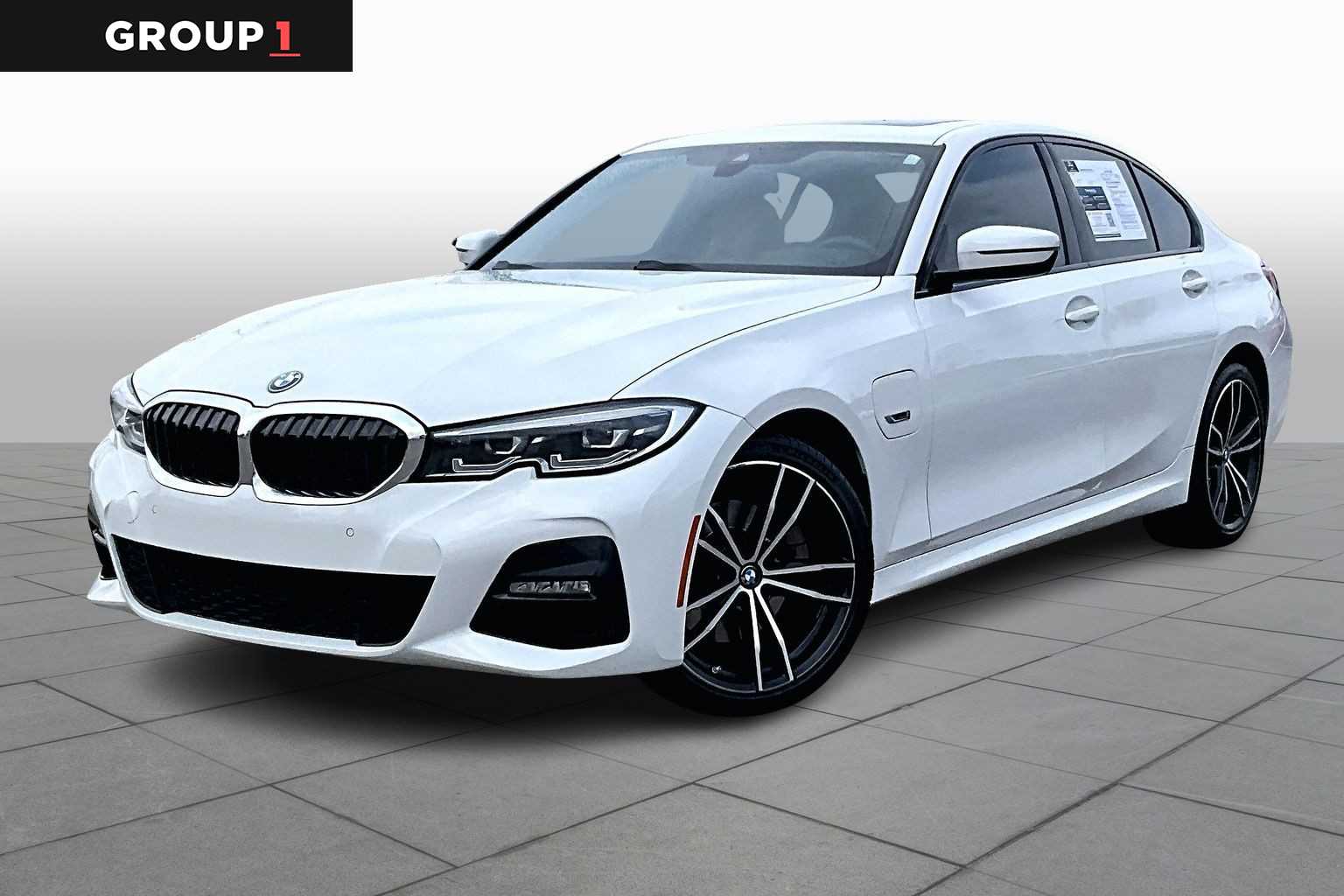 2022 BMW 3 Series 330's photo