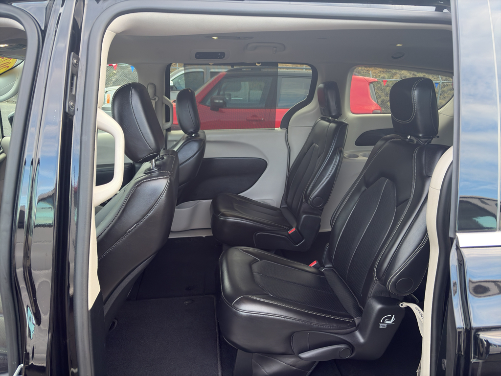 2024 Chrysler Pacifica Touring L photo 3