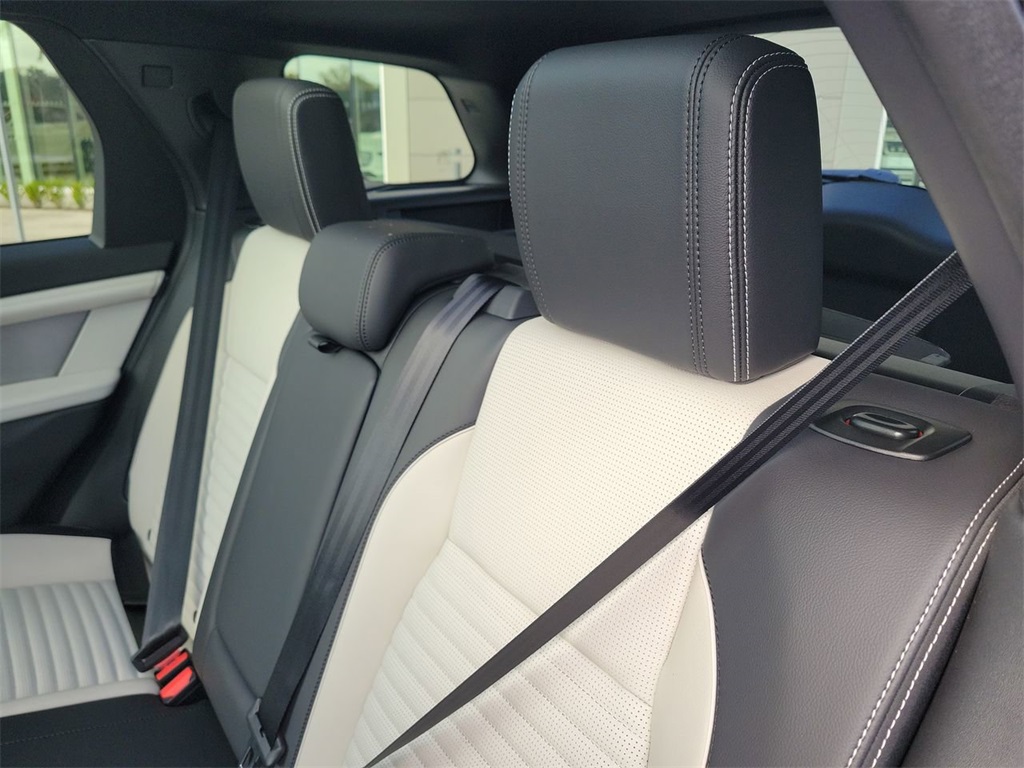 2025 Land Rover Discovery Sport SE photo 15