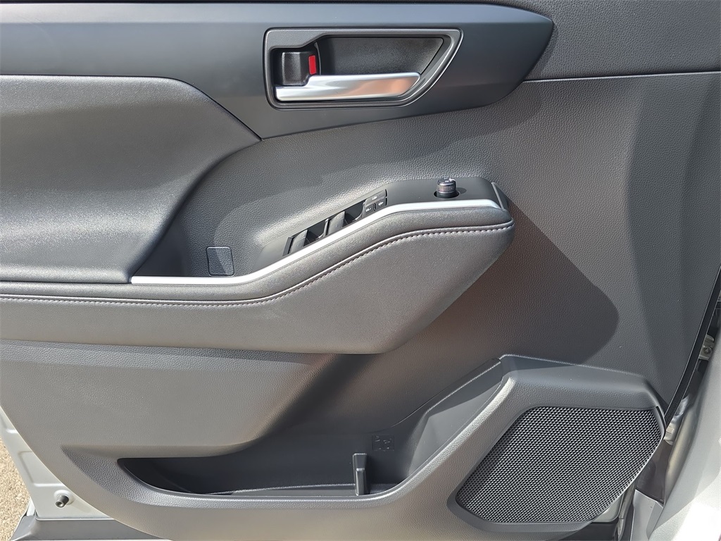 2023 Toyota Highlander XLE photo 17