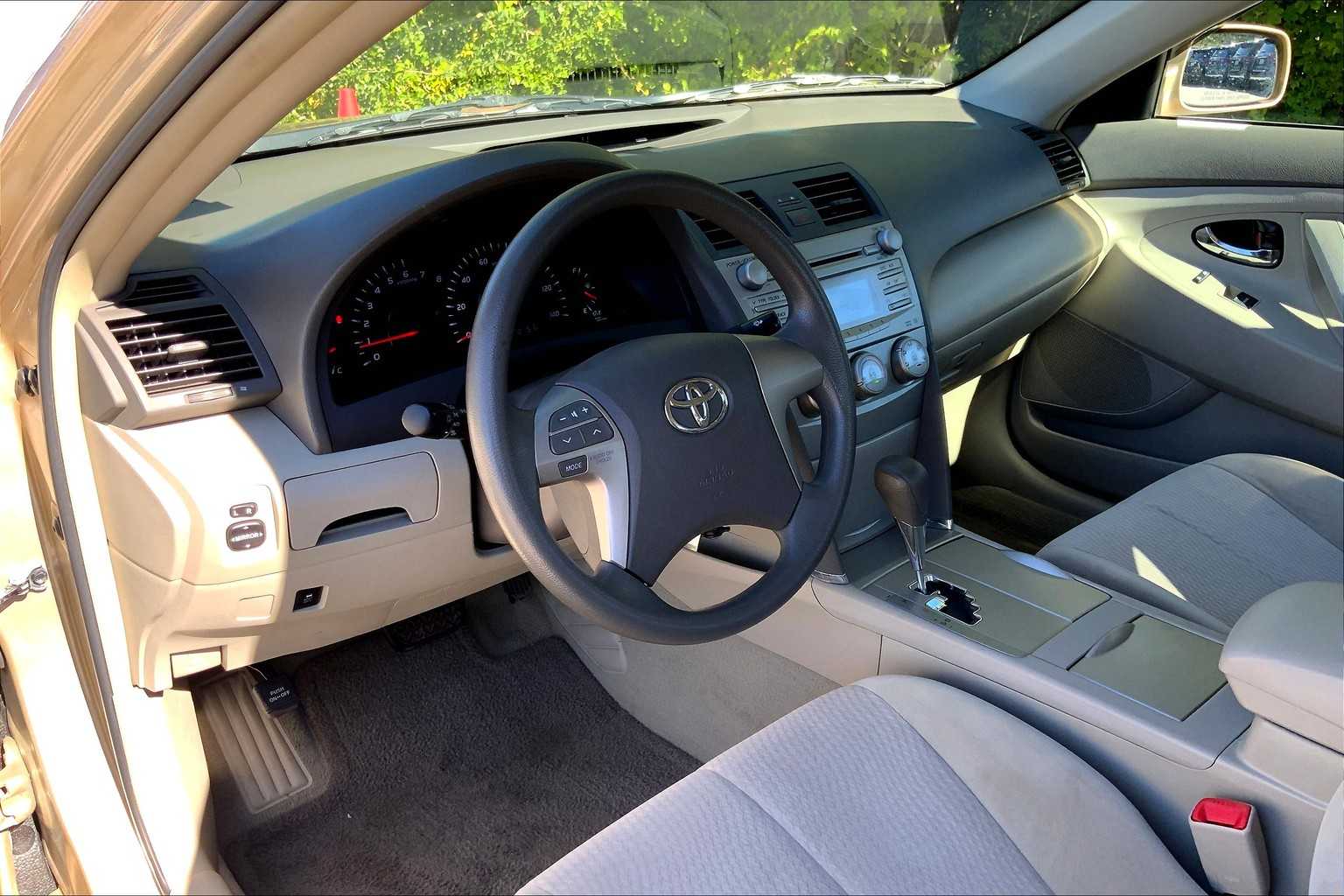 2010 Toyota Camry LE photo 16
