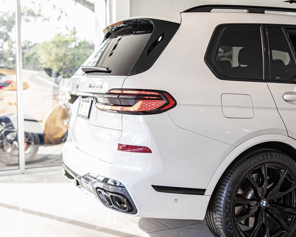 2025 BMW X7 - Image 12
