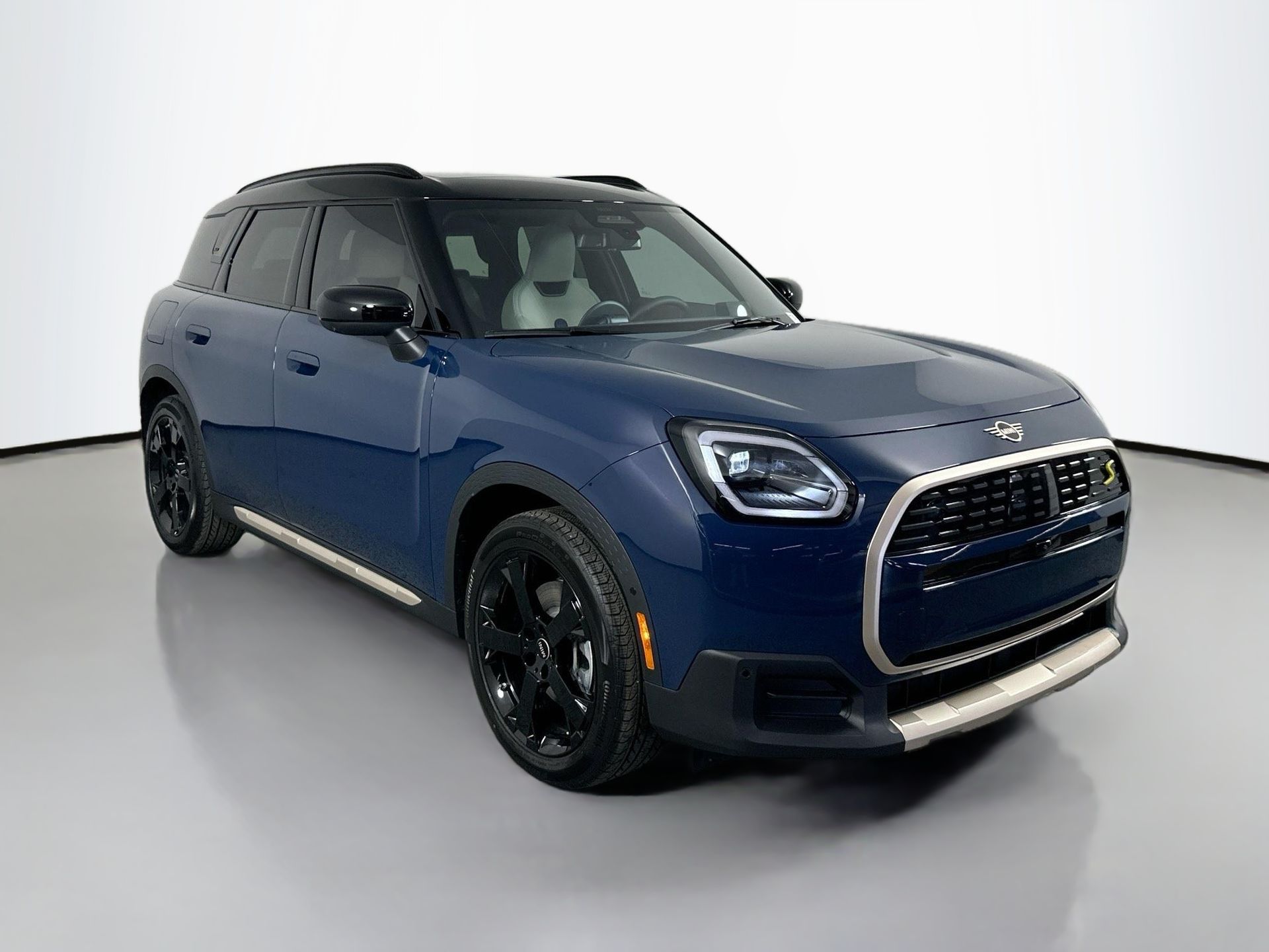 2025 Mini Cooper SE ALL4 photo 3