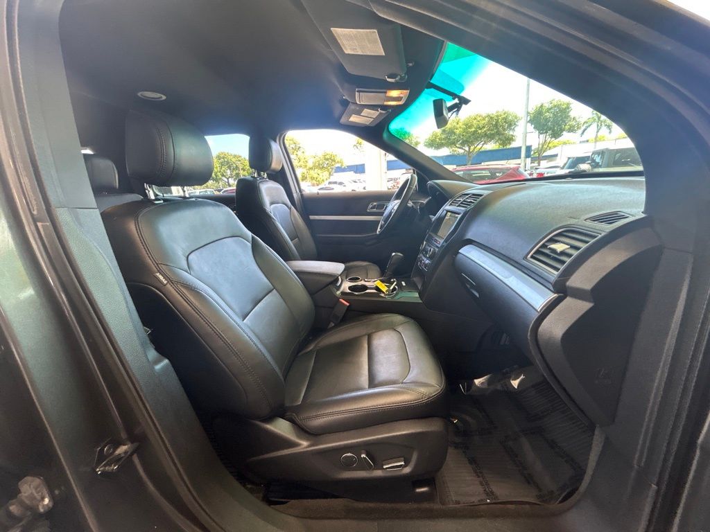 2017 Ford Explorer XLT photo 19