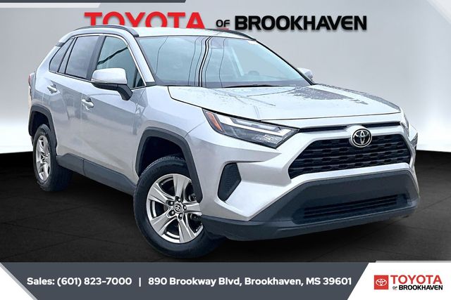 2024 Toyota RAV4 XLE's photo