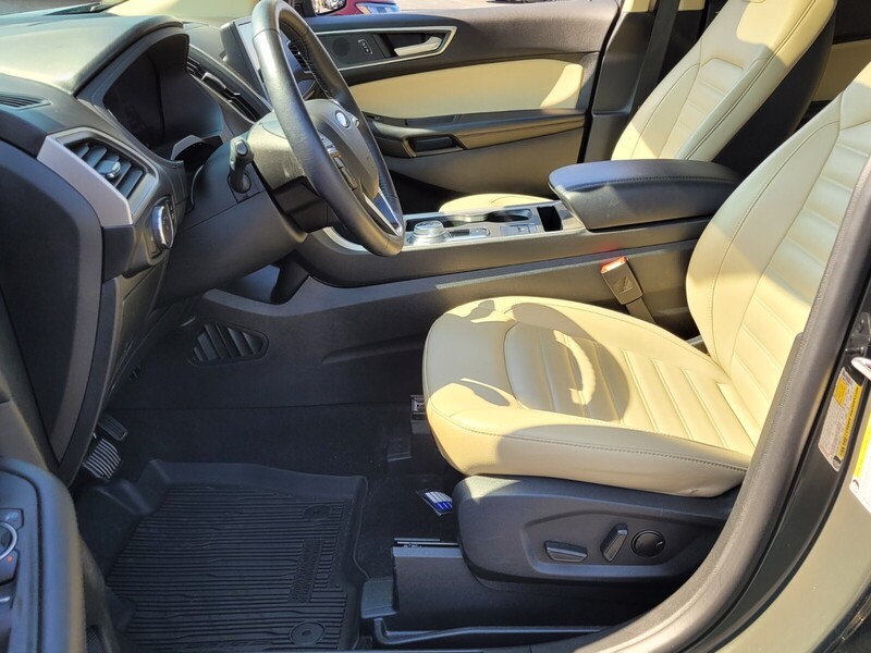 2024 Ford Edge SEL photo 3