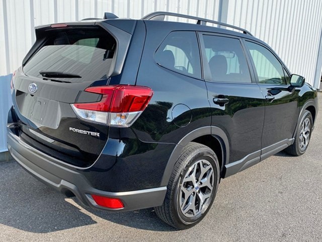 2021 Subaru Forester Premium photo 3