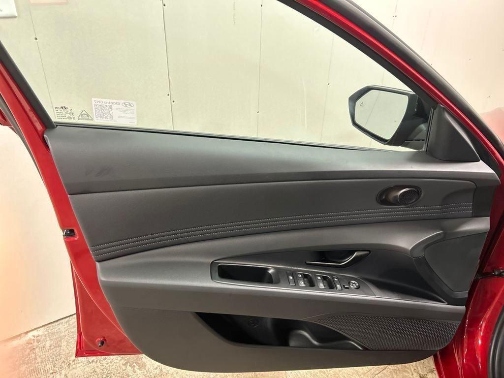 2025 Hyundai Elantra SEL Sport photo 4