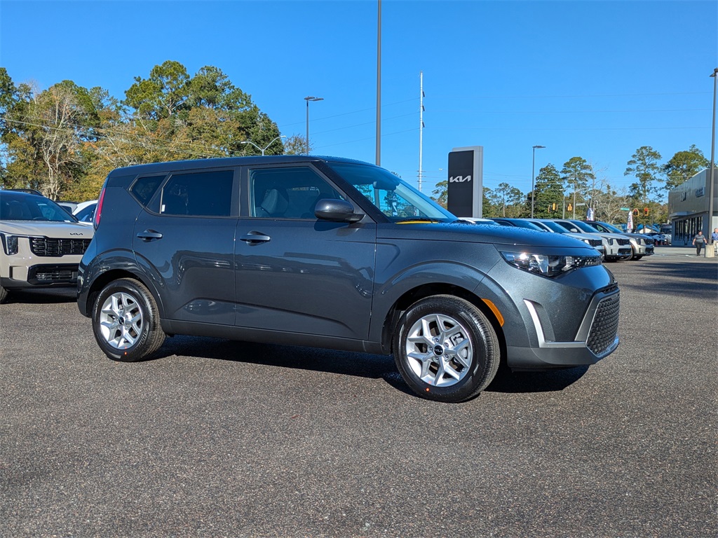 2025 Kia Soul LX's photo