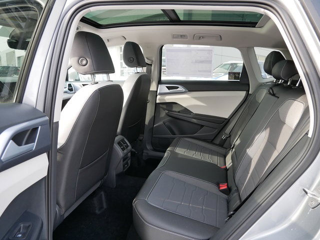 2025 Volkswagen Taos SE photo 7