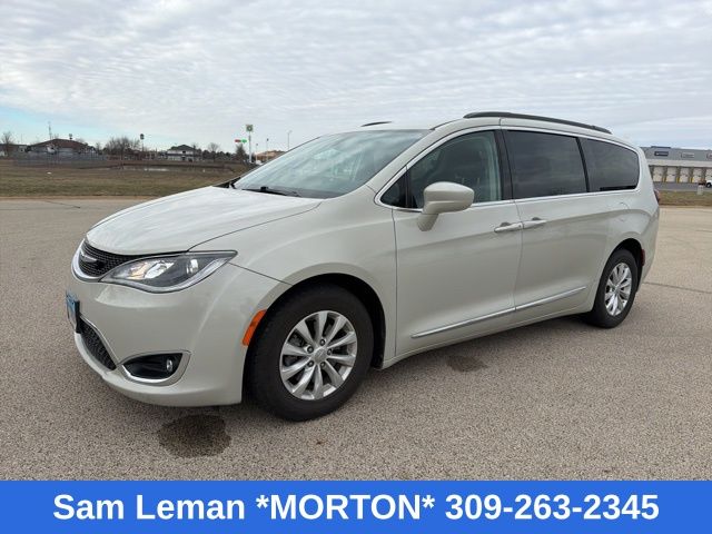 2017 Chrysler Pacifica Touring-L's photo