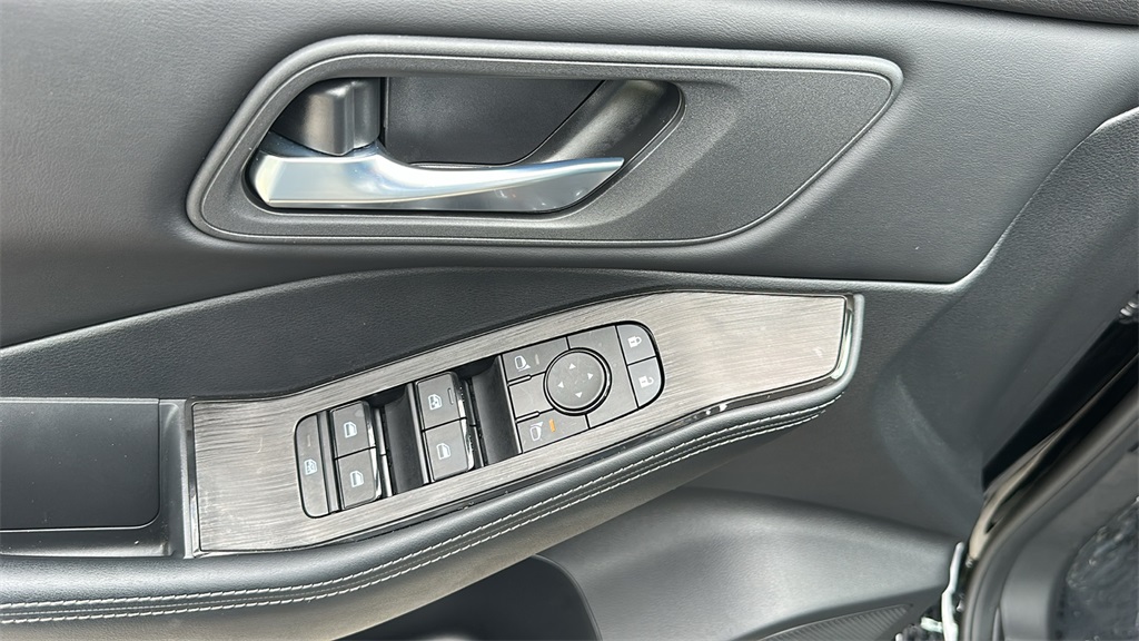 2024 Nissan Rogue SV photo 12