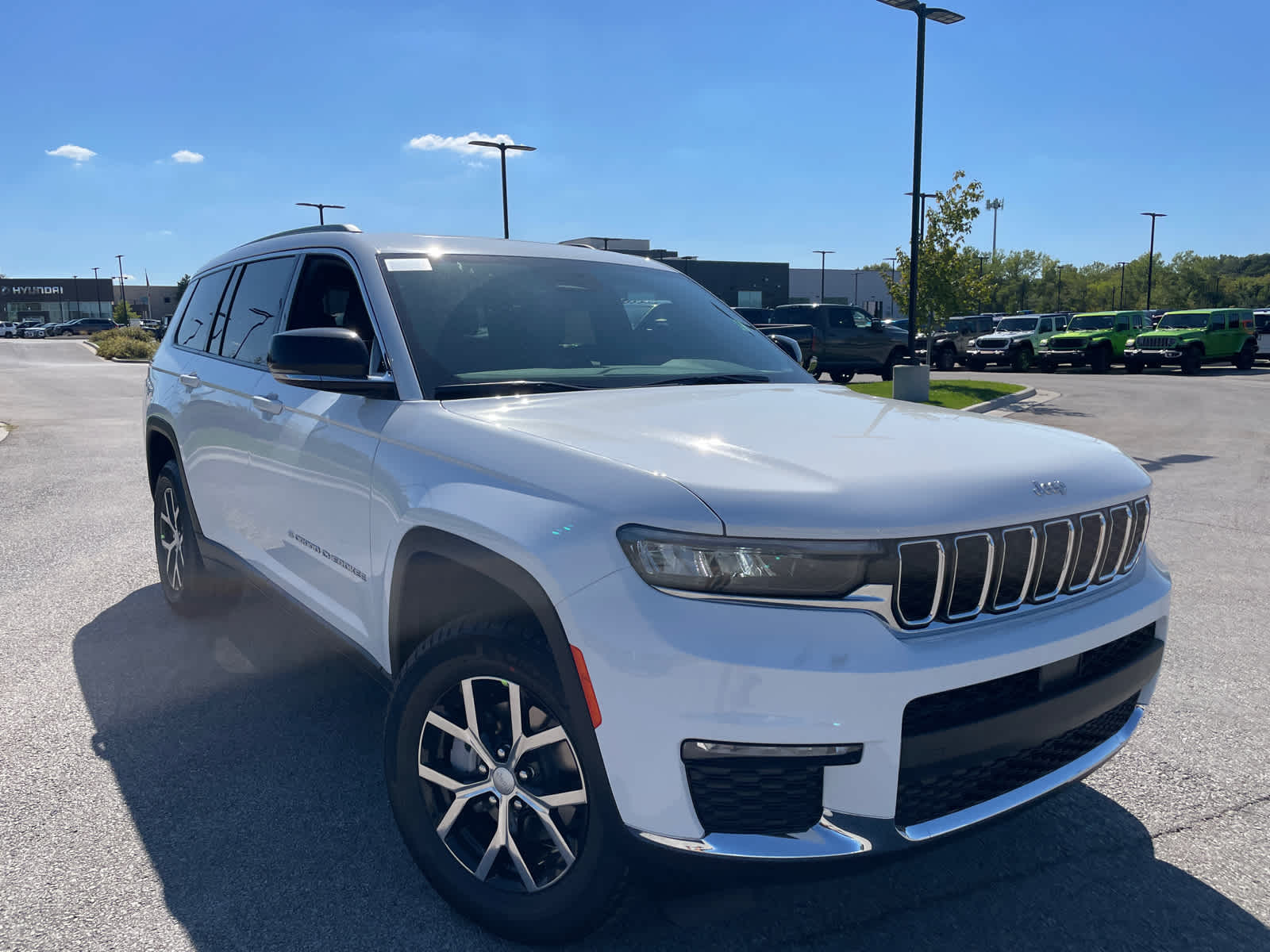 2025 Jeep Grand Cherokee Limited photo 2